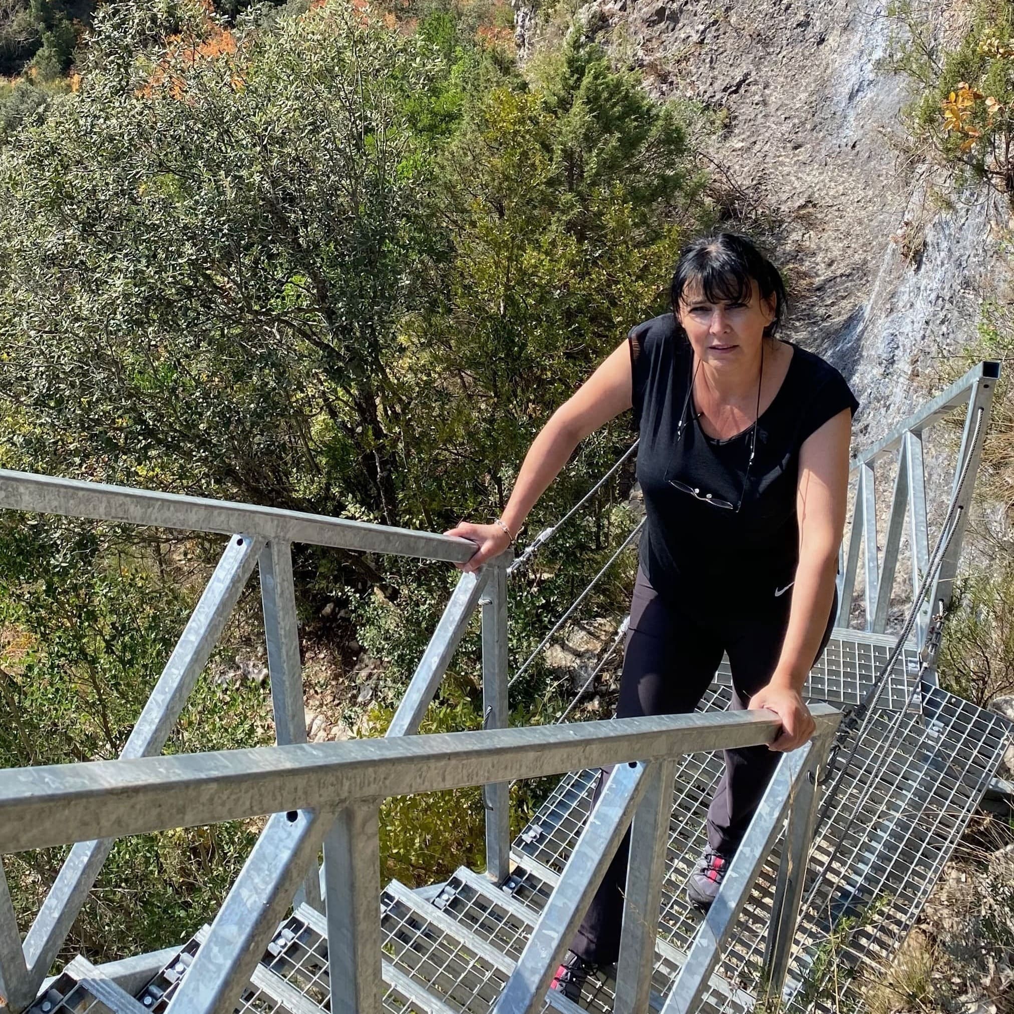 Parcours aménagé de la via pour se rendre vers les grottes